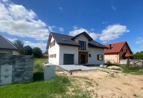 Wygodny i solidny z garażem w bryle gotowy