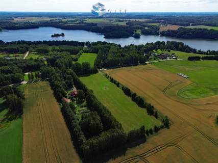 Uzbrojone działki przy plaży z pomostem.