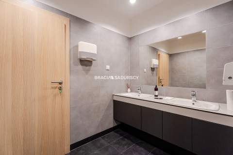 Wykończony lokal biurowy 392 m do wynajęcia