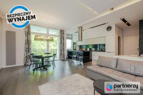Apartament z widokiem na las, komórka i hala gar.