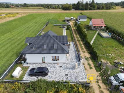 Dom Z Pięknym Widokiem Na Otwartą Przestrzeń.