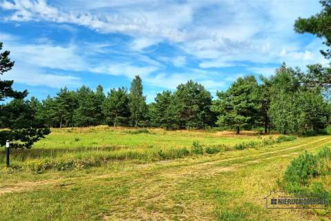 Budowlane nad jeziorem. Prąd, wodociąg, plaża.