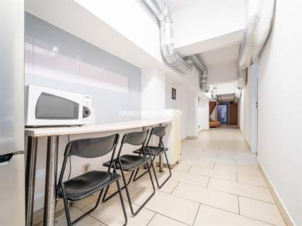 Lokal mieszkalno-usługowy w centrum.