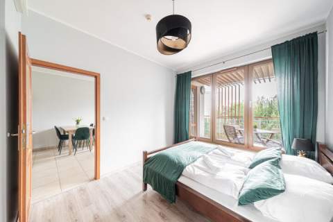 Ustawny, funkcjonalny apartament z dużym balkonem w pełni w