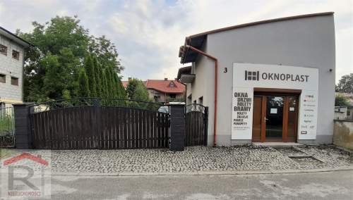 Duży dom i budynki na biznes 