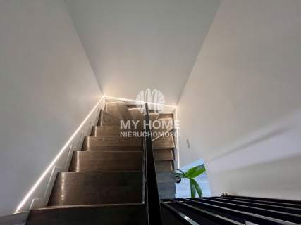 Nowoczesny dom szeregowy z PV i dużym tarasem 