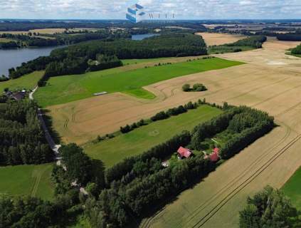 Uzbrojone działki przy plaży z pomostem.