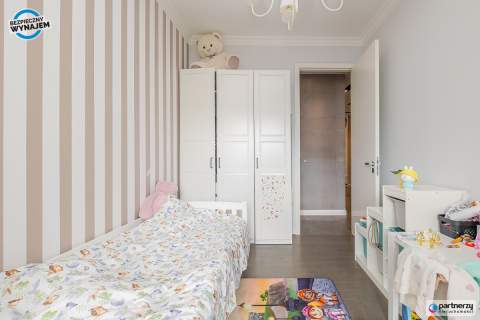 Apartament z widokiem na las, komórka i hala gar.