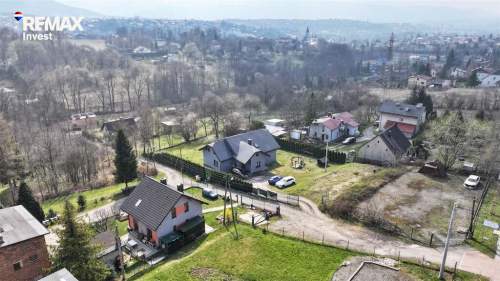 Przy głównej drodze, gotowy parking
