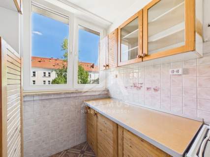Komandorska/38,5 m /2 pokoje naprzeciw UE.