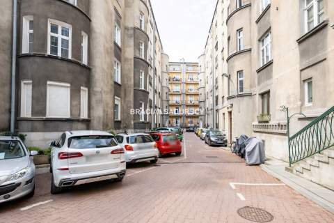 Jasne przestronne mieszkanie w centrum miasta.