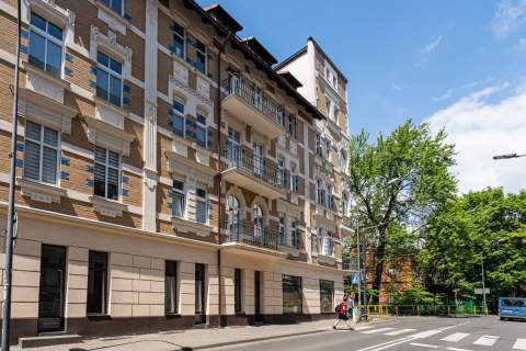 Dwupoziomowe w odrestaurowanej kamienicy w centrum