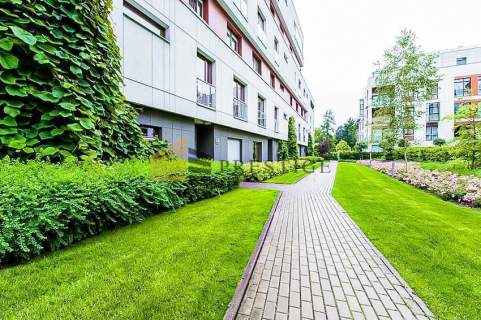  Elegant 3-Bedroom Apartment near Mokotów Park 