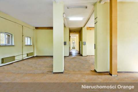 Duży budynek biurowy blisko granicy z Niemcami