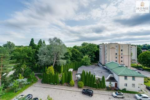 3-pokojowe mieszkanie z widokiem na korony drzew.