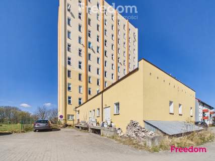 Magazyn 323 m z biurami i fotowoltaiką