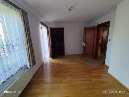 Wygodny dom otoczony zielenią 