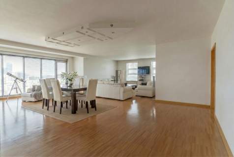 Apartament z panoramicznym widokiem na Warszawę
