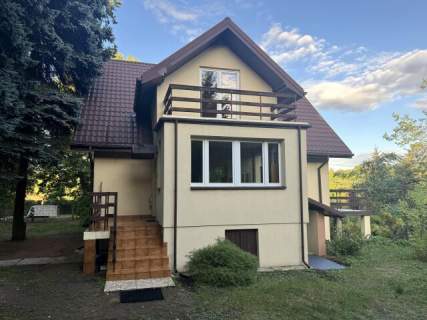 Przestronny dom z bliskością lasu i szybkim dostępem do centrum...