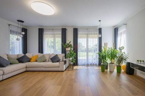 6 sypialni, 2 auta w garażu, działka 862m2
