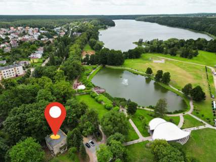 dom nad jeziorem Lidzbarskim obok amfiteatru