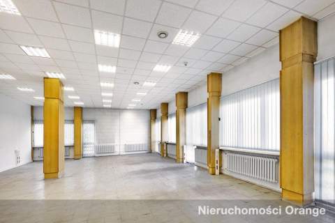 Duży kompleks budynków pod działalność gospodarczą