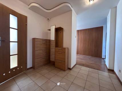 Jasne, dwustronne, wyposażone do wejścia
