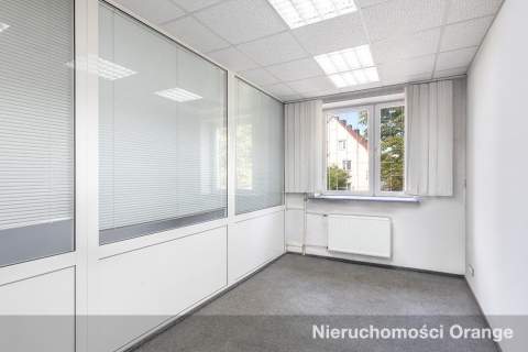Duży budynek biurowy w centrum miejscowości