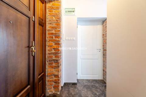 Dwupokojowy apartament z historycznym charakterem