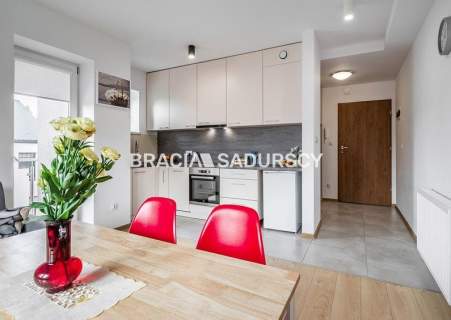 Budynek z 6 niezależnymi apartamentami.