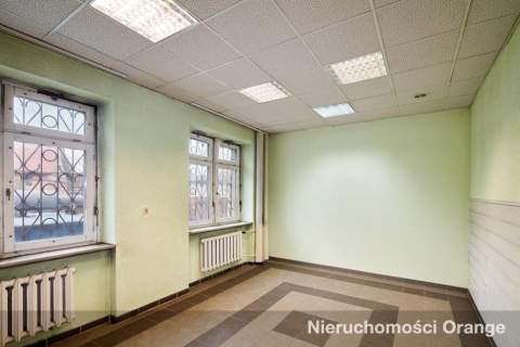 Budynek z dużym parkingiem w centrum miasta