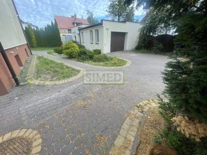 Blisko szkoła,przystanek.Duża działka,dom,garaż,
