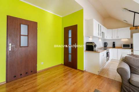 2-pok, 48 m ok. 60 m po podłodze , balkon