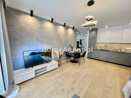 NOWY PIĘKNIE URZĄDZONY APARTAMENT Z OGRÓDKIEM 