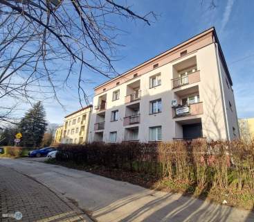 2 pokoje z balkonem na 1 piętrze piwnica,strych