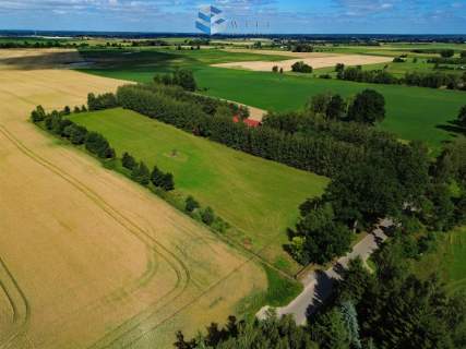 Uzbrojone działki przy plaży z pomostem.