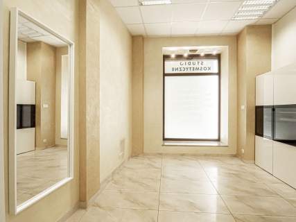 Zadbany lokal w centrum Legnicy - parking obok