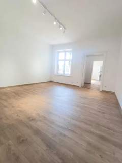 Skawina / Rynek ul. Słowackiego lokal 76m2 piwnica19m2 strych...