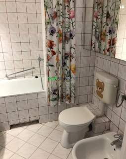 Salon z aneksem i sypialnia, blisko metra