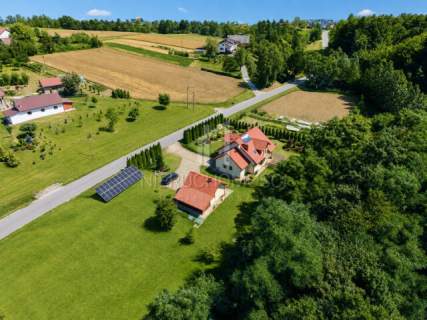 KOMFORTOWY DOM Z POMPĄ CIEPŁA, FOTOWOLTAIKĄ, WŁASNYM LASEM I...