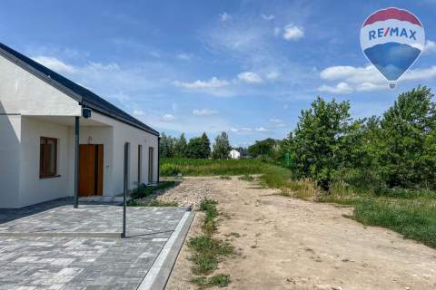 Dom 102 m parteru 43 m poddasza PKP 1 km gm. Błonie