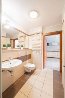 Ustawny, funkcjonalny apartament z dużym balkonem w pełni w
