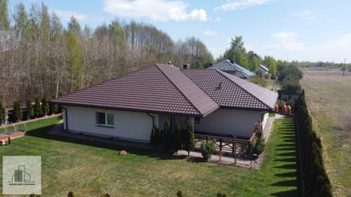Nowoczesny dom parterowy - gotowy do zamieszkania zadbany ogród