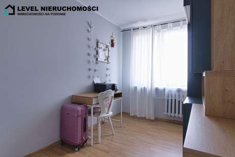 Umeblowane mieszkanie trzypokojowe
