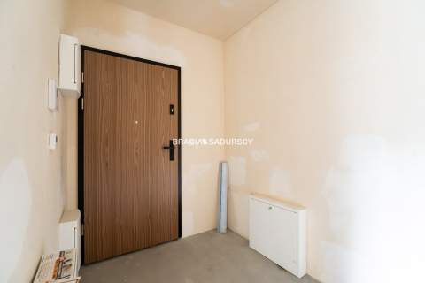 Nowoczesny jasny apartament w otoczeniu zieleni