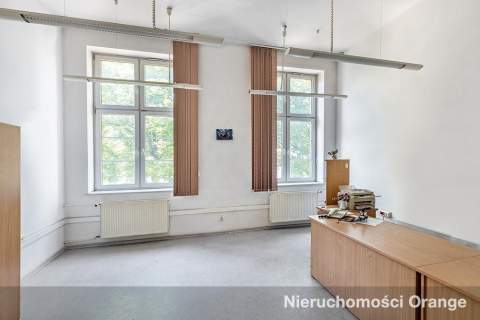 Budynek biurowy w zabytkowej części miasta