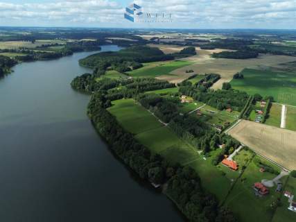 Uzbrojone działki przy plaży z pomostem.