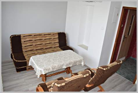 Trzecie piętro w niskim bloku, duży balkon.