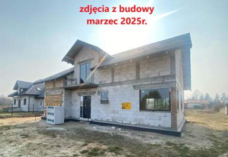 Wygodny i solidny z garażem w bryle gotowy
