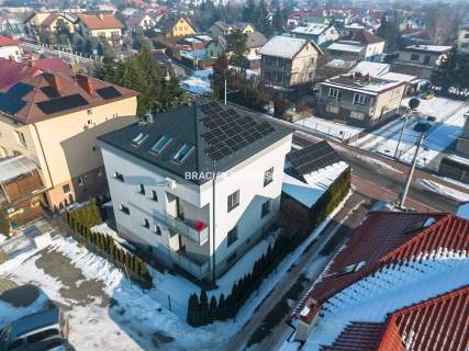 Budynek z 6 niezależnymi apartamentami.